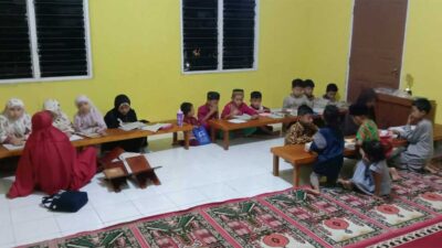 Anak-anak mengaji di Musala Al-Amin Polsek Cerenti