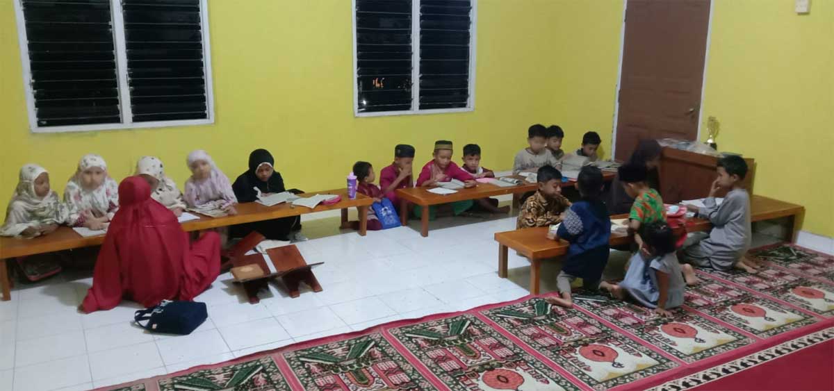 Anak-anak mengaji di Musala Al-Amin Polsek Cerenti