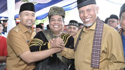 Gubernur Mahyeldi, Wakil Gubernur Audy Joynaldi salam kompak dengan Suhatri Bur Datuak Putiah. (pemprov)