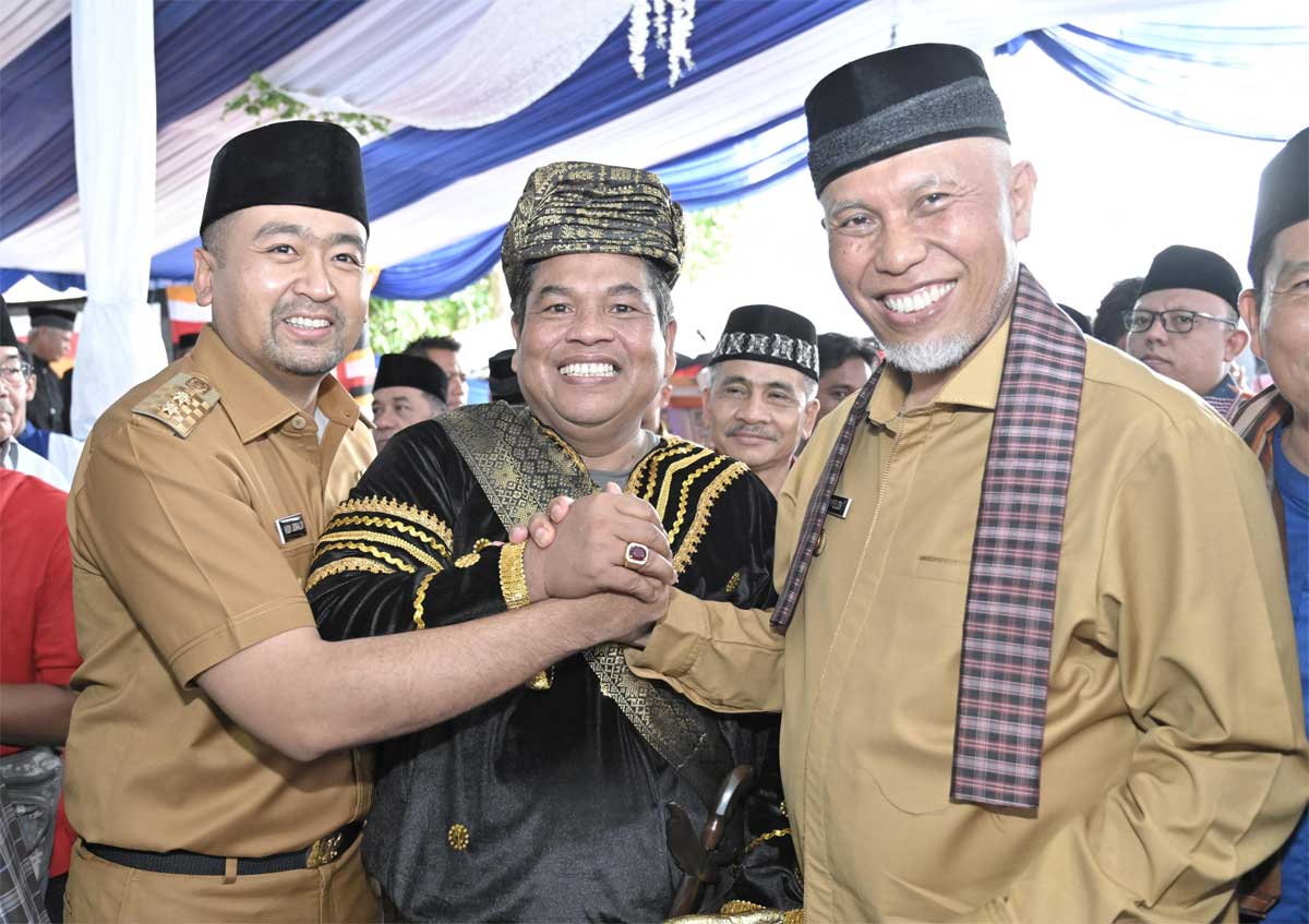 Gubernur Mahyeldi, Wakil Gubernur Audy Joynaldi salam kompak dengan Suhatri Bur Datuak Putiah. (pemprov)