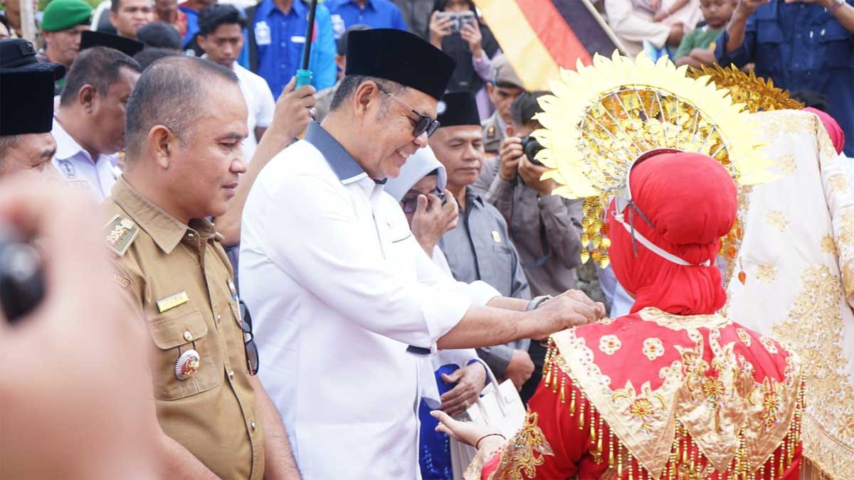 Bupati Epyardi disambut masyarakat di Hiliran Gumanti