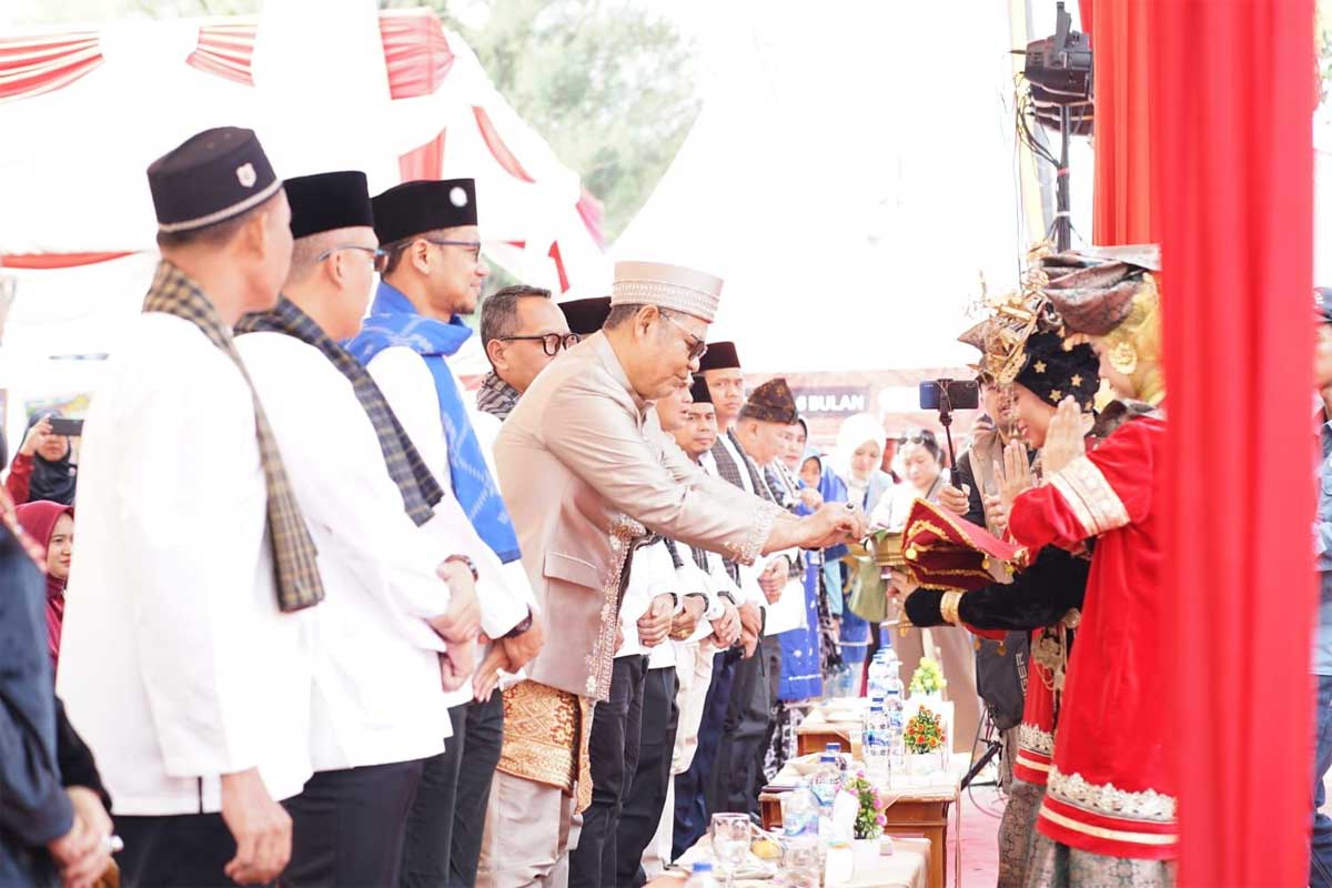 Bupati Solok disambut dengan tradisi siriah dalam carano jelang pembukaan Event Sumarak Salingka Danau