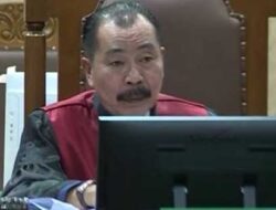 Berikut Ekspresi Kekesalan Hakim Asal Tanah Datar di Sidang Korupsi BTS 8 Berikut Ekspresi Kekesalan Hakim Asal Tanah Datar di Sidang Korupsi BTS