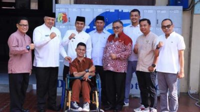 Foto bersama usai penyerahan apresiasi pada Firdaus dari Pemko Solok