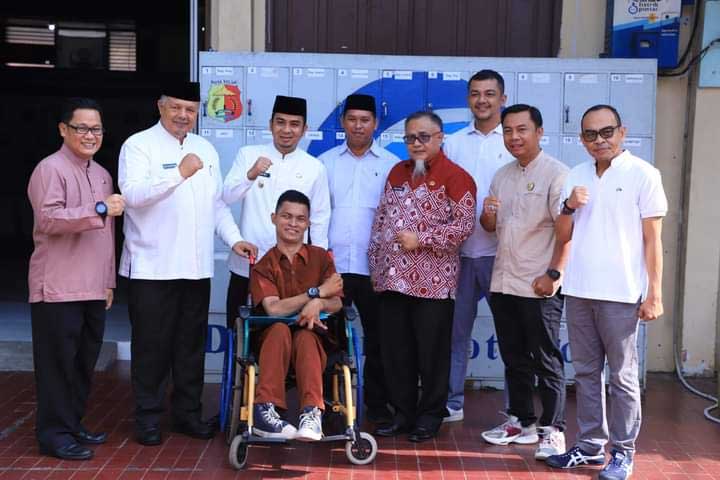 Foto bersama usai penyerahan apresiasi pada Firdaus dari Pemko Solok