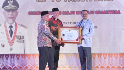 Gubernur Mahyeldi dan pimpinan DPRD Sumbar serahkan penghargaan pada Gamawan Fauzi