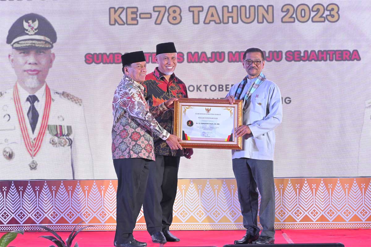 Gubernur Mahyeldi dan pimpinan DPRD Sumbar serahkan penghargaan pada Gamawan Fauzi