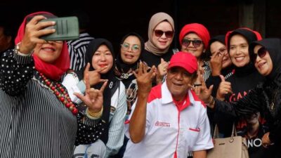 Relawan swafoto usai silaturahim untuk menangkan Ganjar Pranowo di pilpres mendatang. (*)