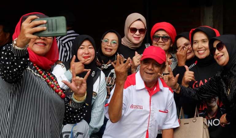 Relawan swafoto usai silaturahim untuk menangkan Ganjar Pranowo di pilpres mendatang. (*)