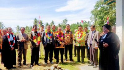 Foto bersama di sela peletakkan batu pertama pembagunan gedung serbaguna ONKP Tugala Lahomi