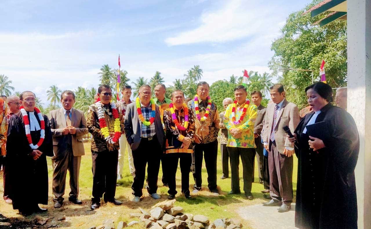 Foto bersama di sela peletakkan batu pertama pembagunan gedung serbaguna ONKP Tugala Lahomi