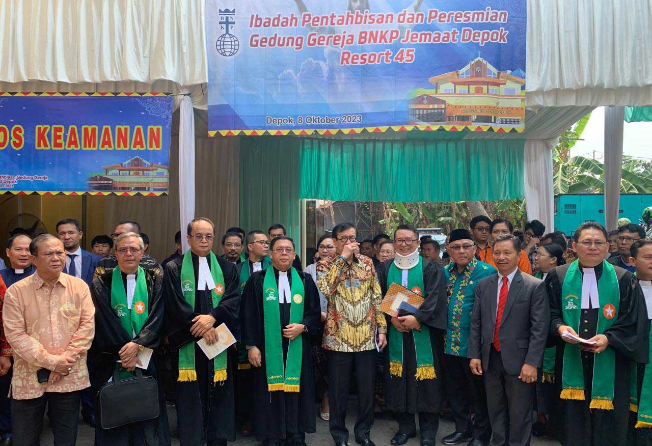 Foto bersama usai peresmian gedung gereja di Depok