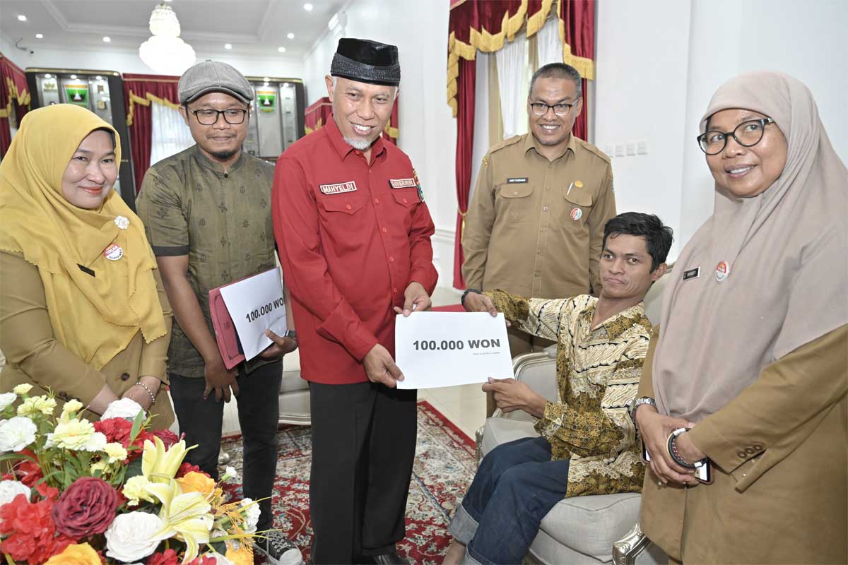 Gubernur Mahyeldi serahkan bantuan pada warga Sumbar yang akan magang di Korea Selatan. (pemprov)