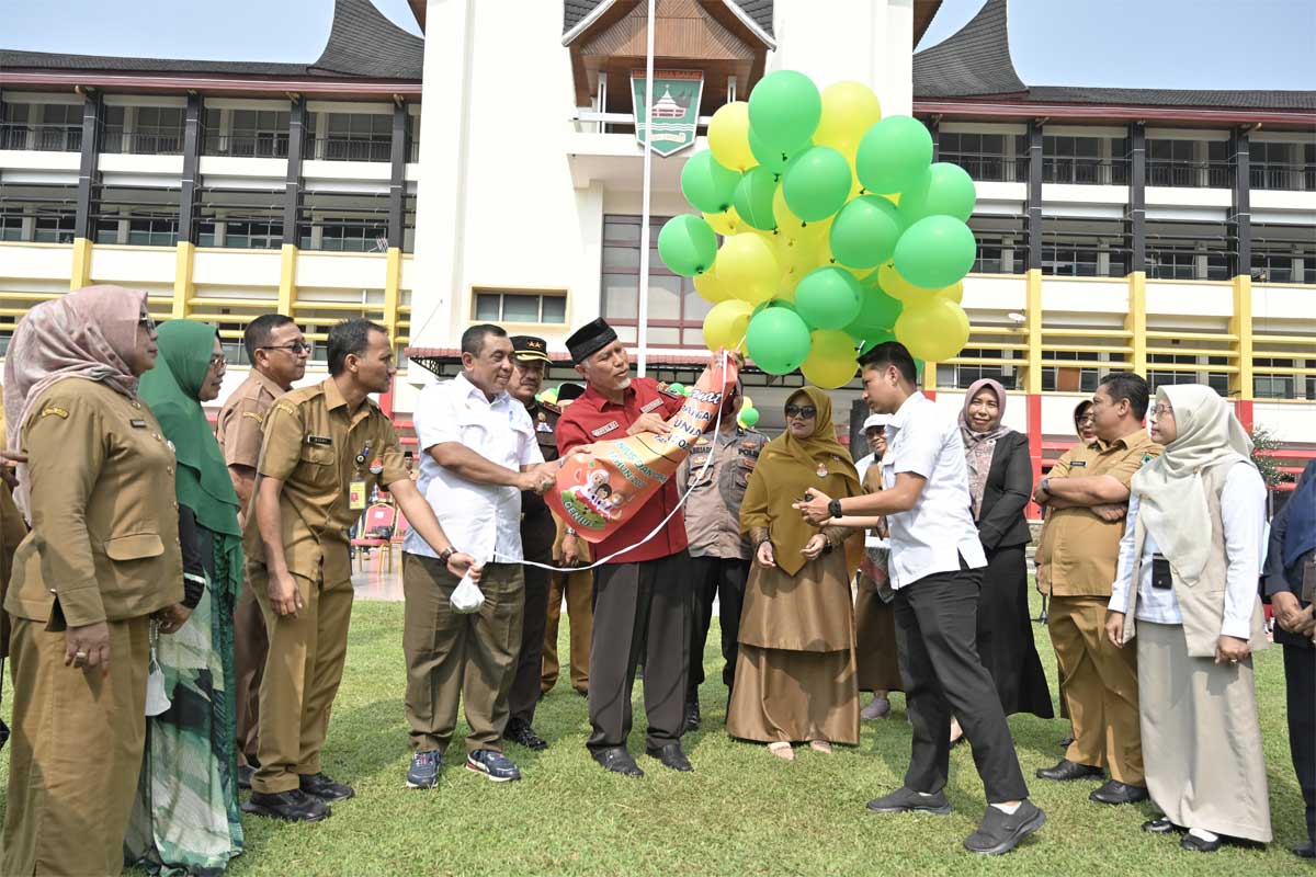 Peluncuran gerakan edukasi dan pemberian pangan bergizi untuk siswa serta gerakan pangan murah dalam rangka peringatan Hari Pangan Sedunia di Sumbar. (Pemprov)