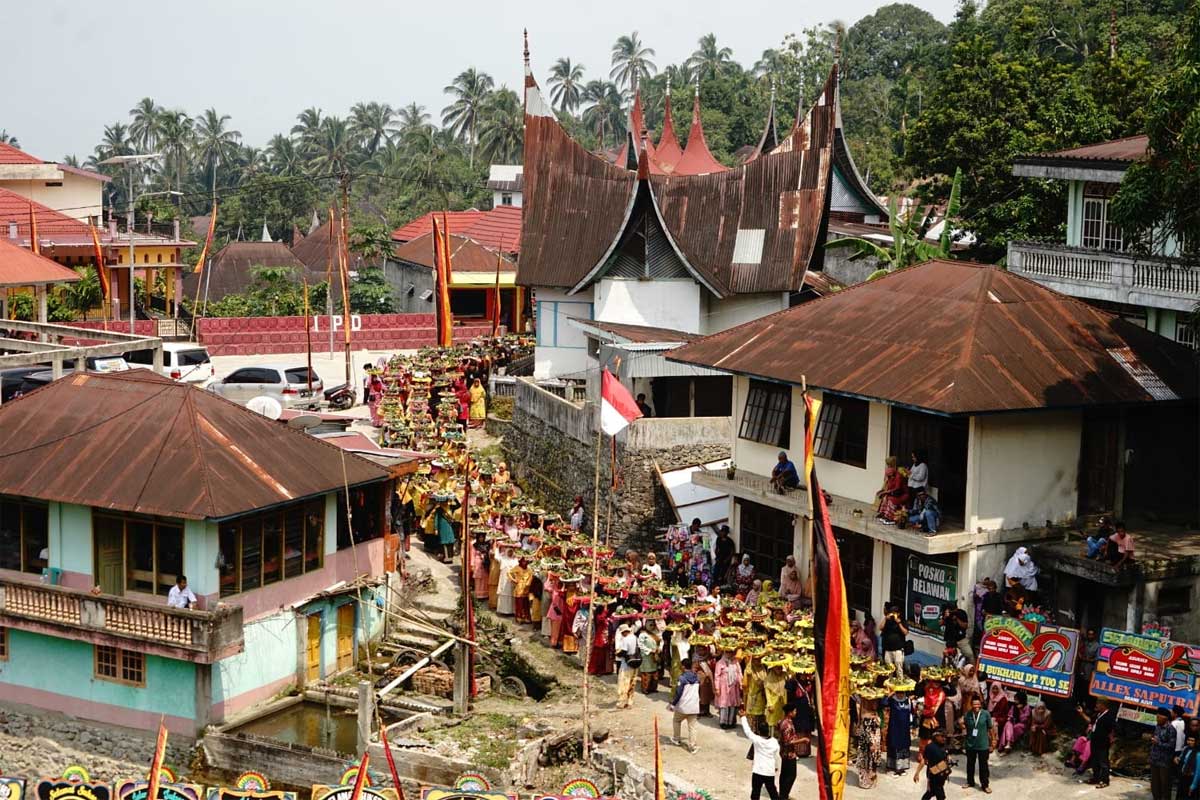 Arak-arakan budaya meriahkan Festival Pesona Bukak Kapalo Banda di Guguk Malalo. (prokopim)