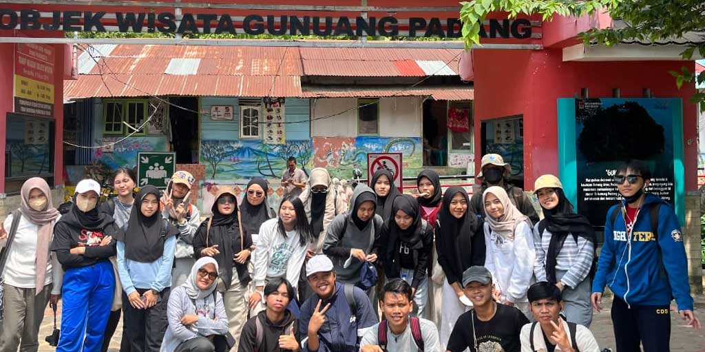 23 mahasiswa PMM 3 Unand kunjungi Gunung Padang dan Makam Siti Nurbaya