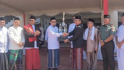 Penyerahan hadiah pada pemenang lomba