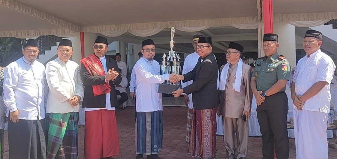 Penyerahan hadiah pada pemenang lomba