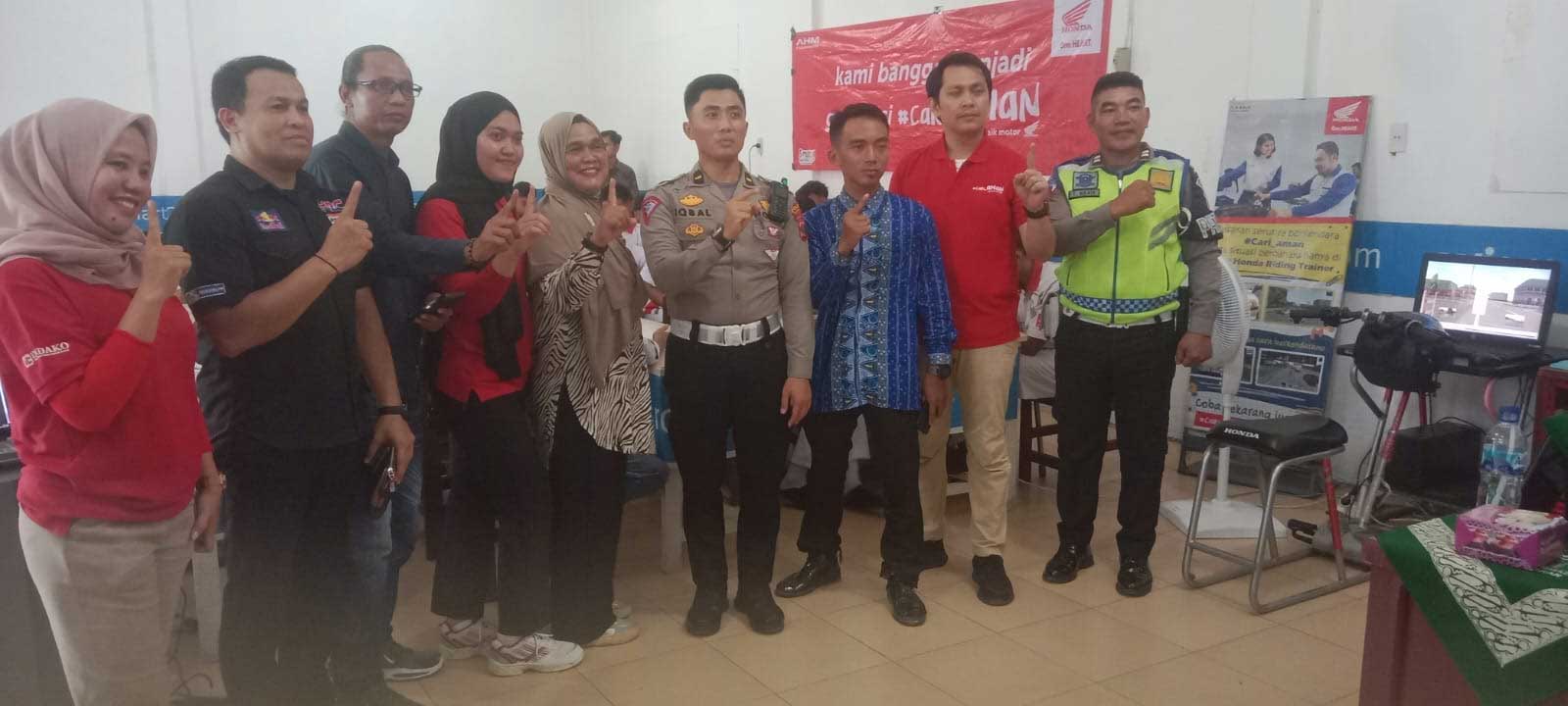 Foto bersama usai sosialisasi keselamatan berkendara