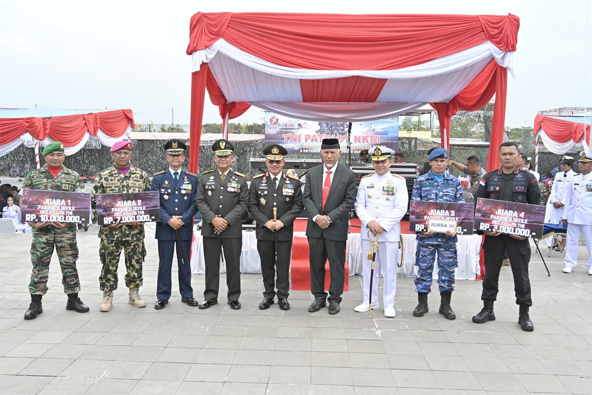 Gubernur bersama jajaran forkopimda Sumbar foto bersama usai peringatan HUT TNI ke-78. (pemprov)