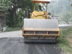 Jalan Berlubang yang Sempat Dilintasi Gubernur Sumbar di Lareh Sago Halaban Ditambal Pengusaha Tambang