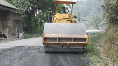 Jalan Berlubang yang Sempat Dilintasi Gubernur Sumbar di Lareh Sago Halaban Ditambal Pengusaha Tambang