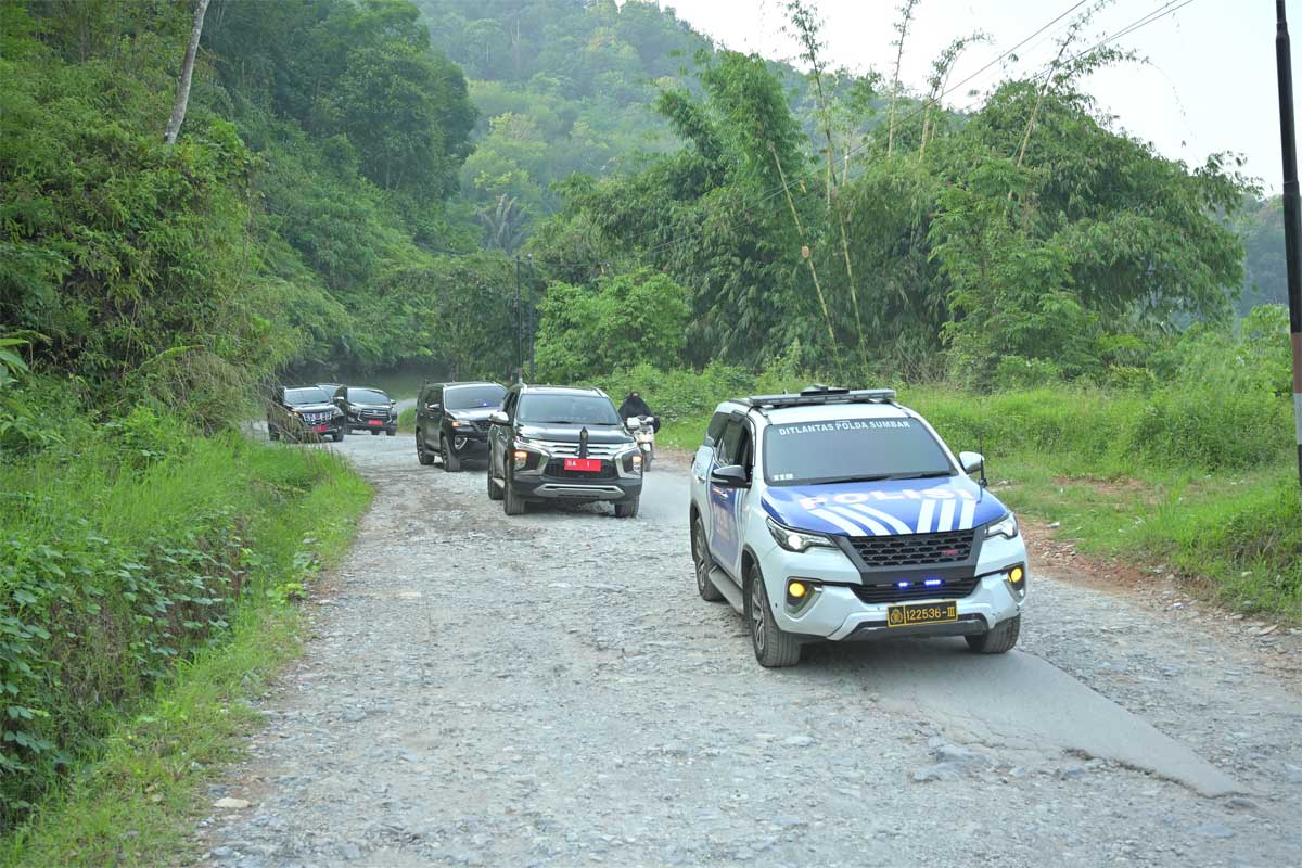 Ruas jalan Payakumbuh-Lintau yang mengalami kerusakan. (pemprov)
