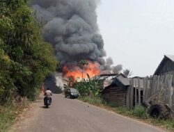Belasan Rumah Terbakar di Desa Saut, Warga Berharap Bantuan Pemkab Musi Banyuasin 6 Belasan Rumah Terbakar di Desa Saut, Warga Berharap Bantuan Pemkab Musi Banyuasin