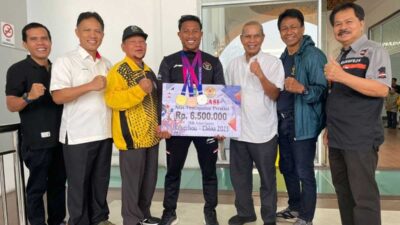 Foto bersama usai penyerahan bonus di bandara pada Maizir Rionda. (riau.go.id)