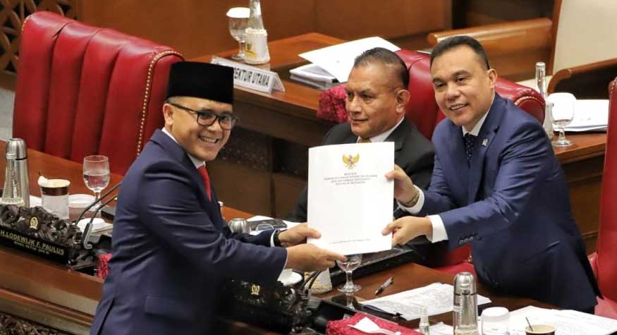 Wakil Ketua DPR serahkan undang-undang yang sudah disahkan pada Menteri PANRB Abdullah Azwar Anas di gedung MPR/DPR Senayan, Jakarta, Selasa (3/10/2023). (riau.go.id)