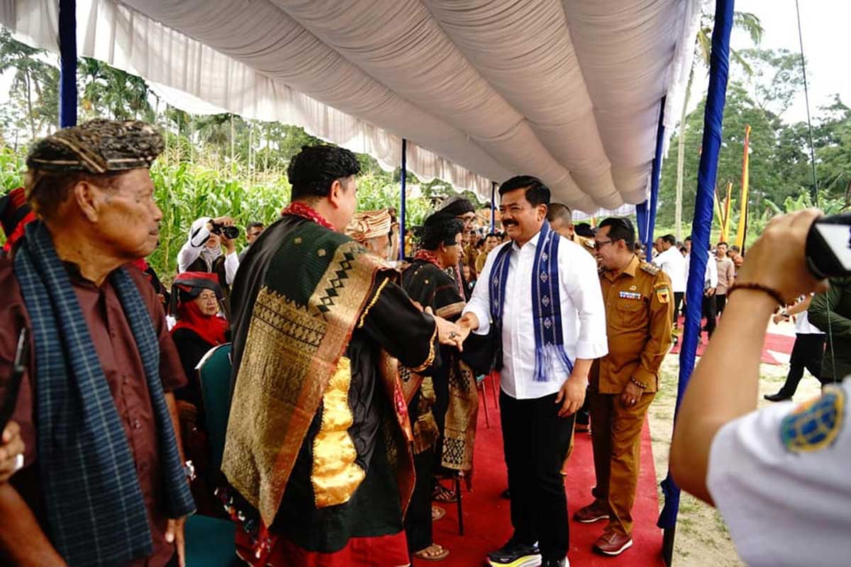 Menteri ATR/BPN Hadi Tjahjanto disambut tokoh adat di Nagari Sungayang. (prokopim)