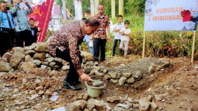 Puncak Perayaan Misi dan Reformasi ke-158, Sokhiatulo Laoli Letakkan Batu Pertama Pembangunan Makam Misionaris