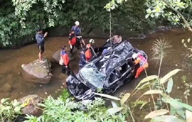 Mobil jatuh ke sungai di kawasan Lubuk Bangku.