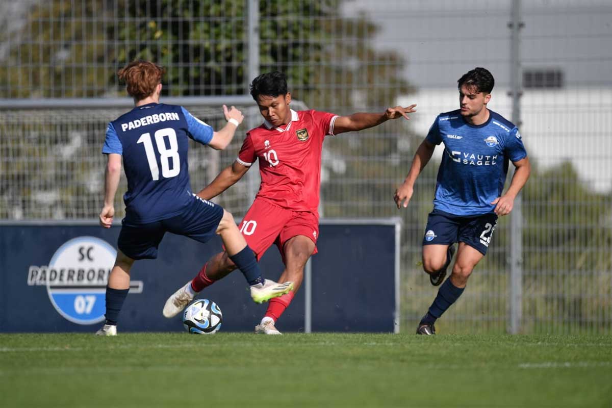 Pemain asal Payakumbuh, Nabil Asyura dihalangi pemain SC Paderborn Youth
