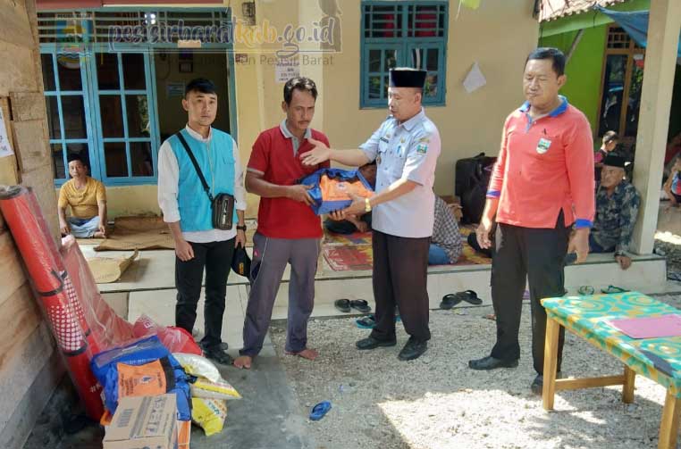 Penyerahan bantuan pada keluarga korban. (kominfo)