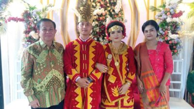 Calon anggota DPR-RI, Sokhiatulo Laoli foto bersama dengan mempelai di pelaminan