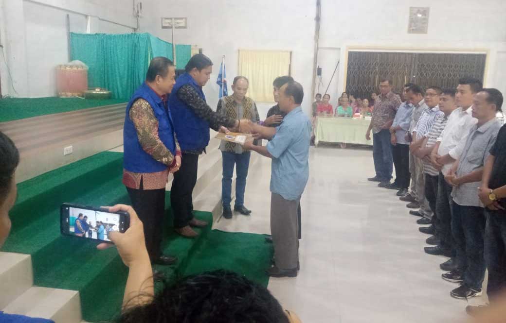 Penyerahan SK dan pengukuhan Tim Pemenangan Sokhiatulo Laoli di Nias Barat