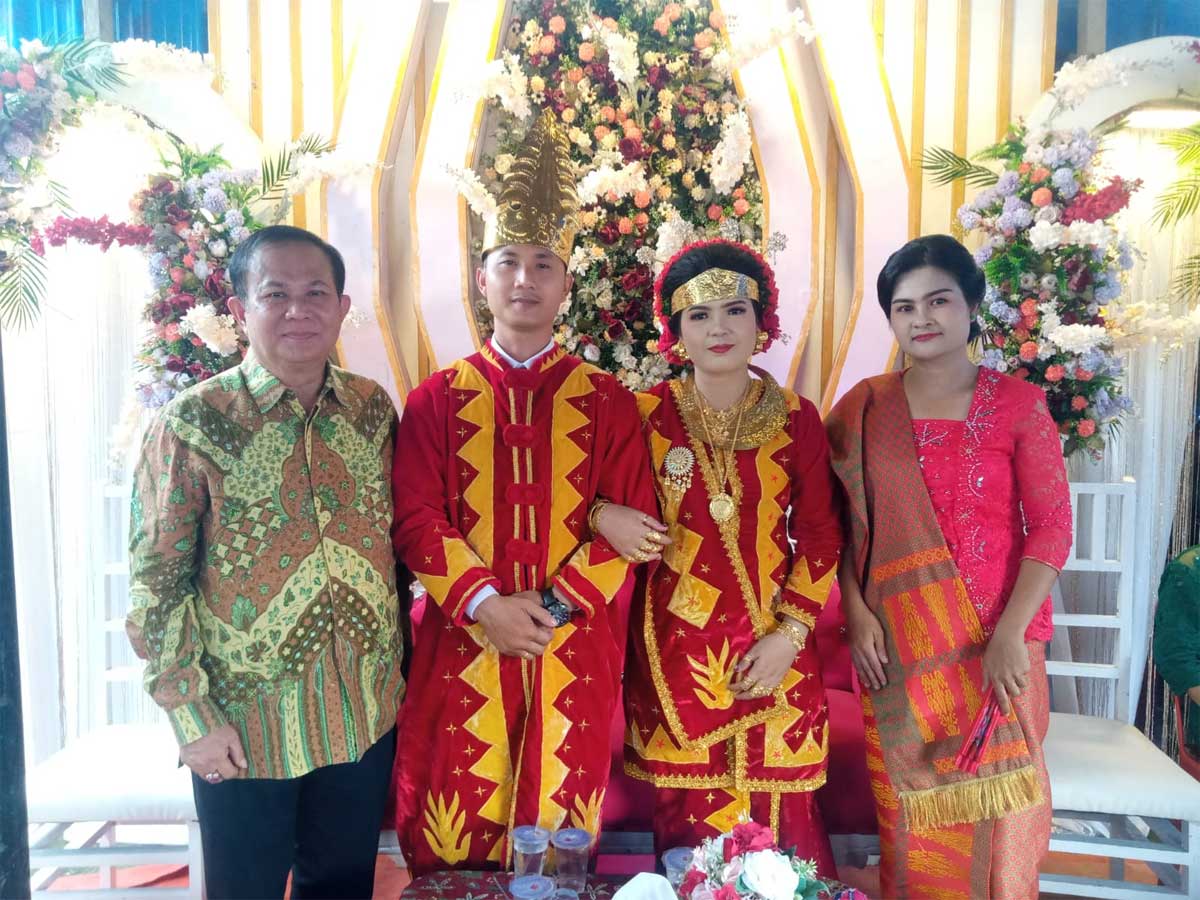 Calon anggota DPR-RI, Sokhiatulo Laoli foto bersama dengan mempelai di pelaminan
