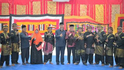 Foto bersama usai malewakan pandeka perguruan Silat Karang Indah. (pemprov)