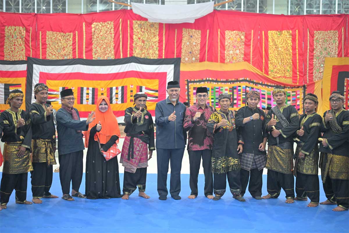 Foto bersama usai malewakan pandeka perguruan Silat Karang Indah. (pemprov)