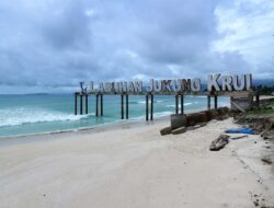 Berkunjunglah ke Pesisir Barat, Ini Lima Pantai yang Tawarkan Panorama Alam Memesona