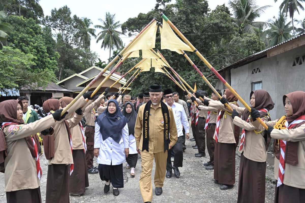Gubernur Sumbar disambut pelajar ketika berkunjung ke MAN Padusunan Kota Pariaman, Senin (23/10/2023). (pemprov)
