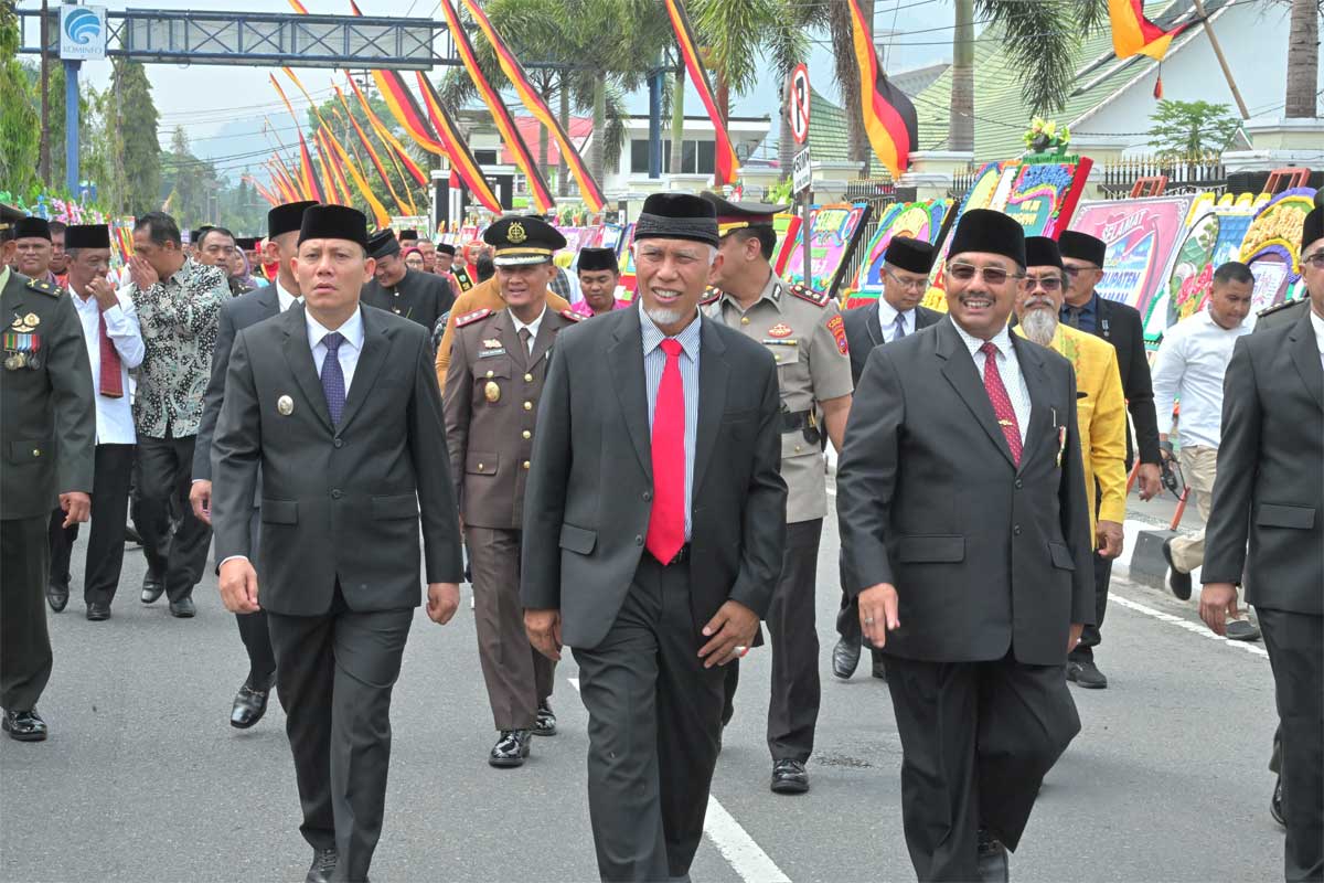 Gubernur Mahyeldi bersama Bupati Benny Utama menuju lokasi peringatan HJK Pasaman ke-78. (pemprov)