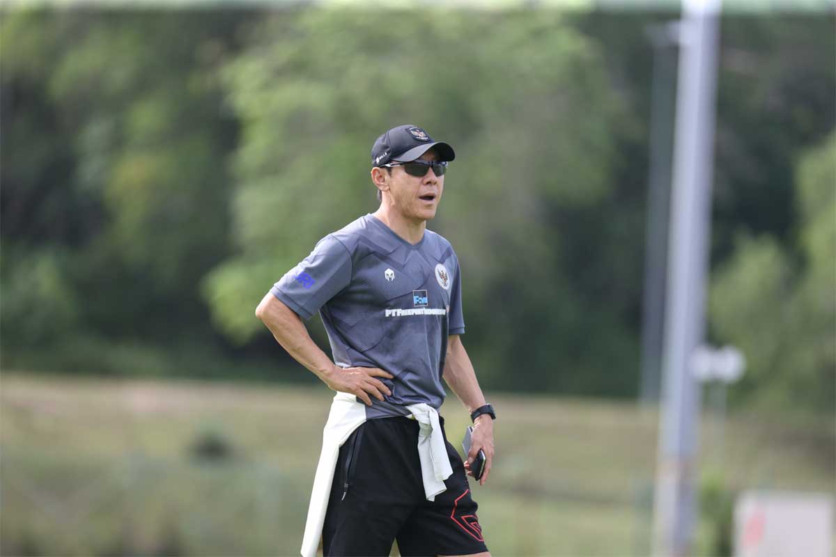Shin Tae-yong pimpin latihan timnas Indonesia di Brunei. (pssi)
