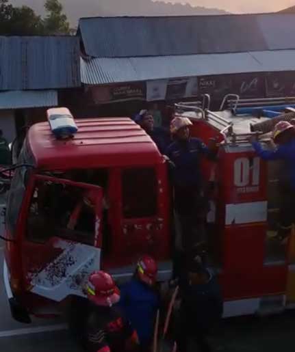 Petugas pemadam tiba di lokasi lahan yang terbakar