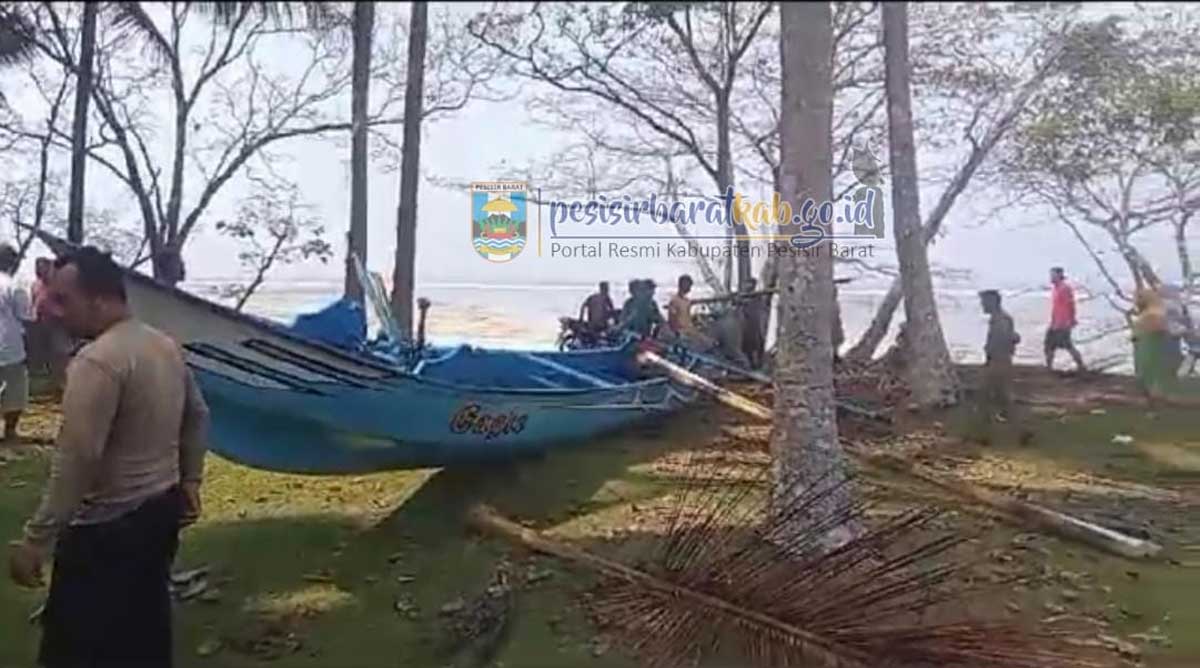Perahu nelayan yang sempat dihantam gelombang besar