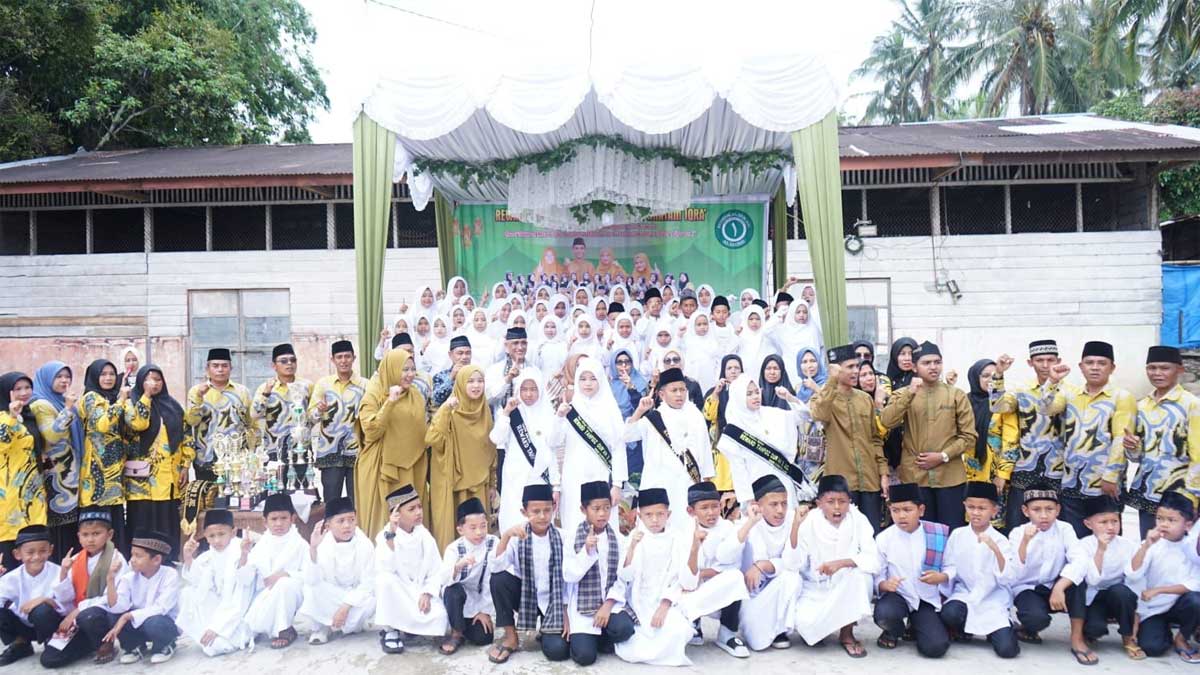 Foto bersama di sela wisuda tahfidz di Guguak