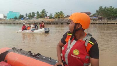 Petugas gabungan mencari warga yang dilaporkan tenggelam. (riau.go.id)
