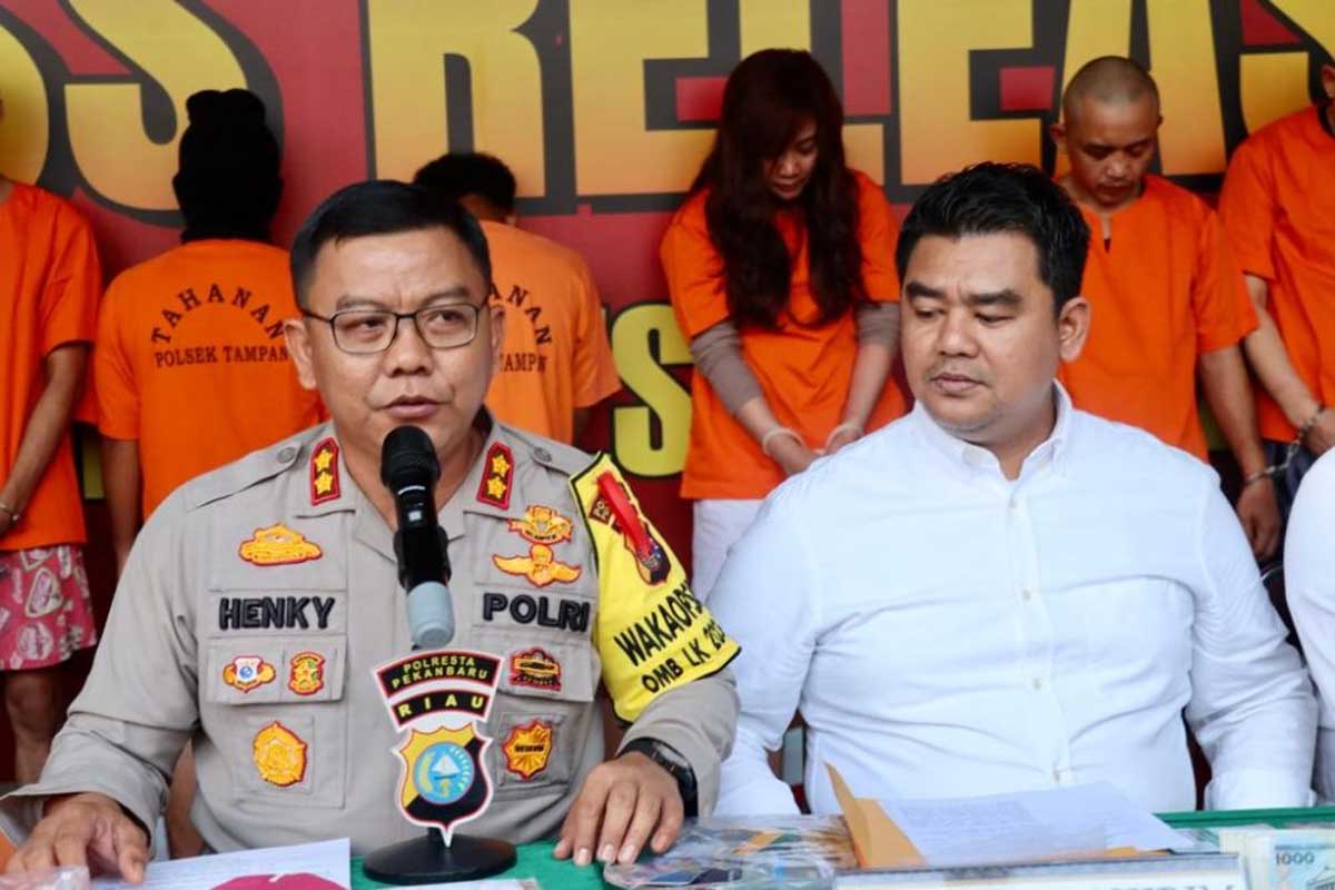 Jajaran Polresta Pekanbaru berikan keterangan pers terkait pengungkapan kasus hipnotis. (riau.go.id)