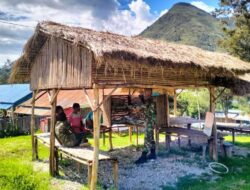 Anggota TNI Edukasi Anak Papua di Lanny Jaya, Kepala Kampung Beri Apresiasi
